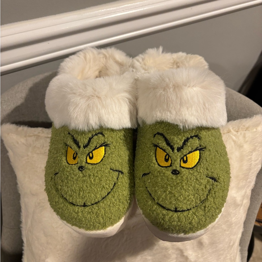 American Eagle Outfitters Green and White Grinch Slippers
